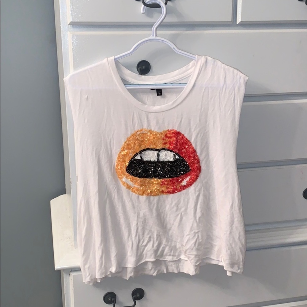 Oversized lips tank